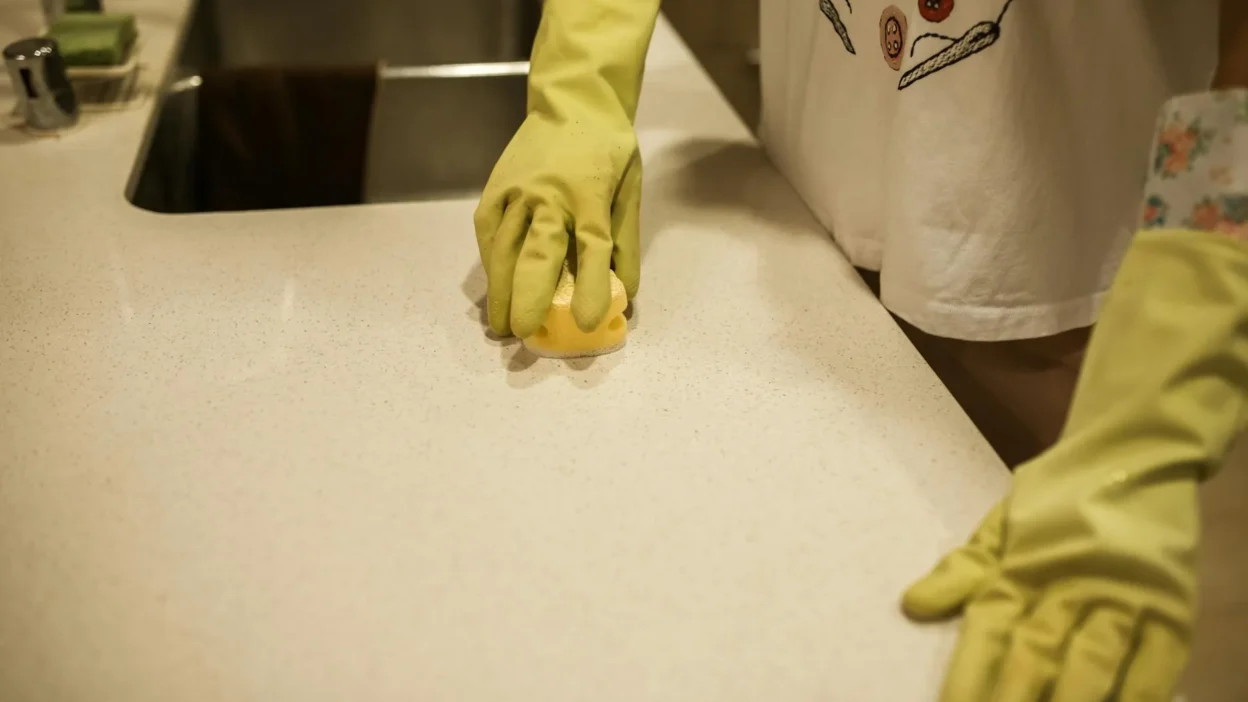 Common mistakes when cleaning kitchen cloths, sponges, and brushes on a countertop.